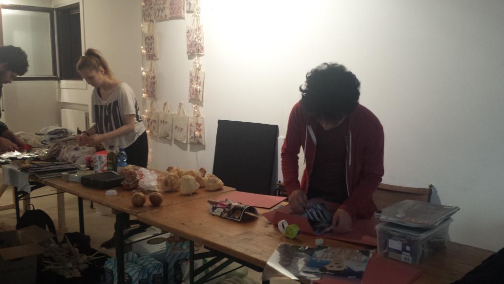 Kensuke Koike is setting up his stand at #RPFM 
<a href="/k_koi/">Kensuke Koike 小池健輔</a>