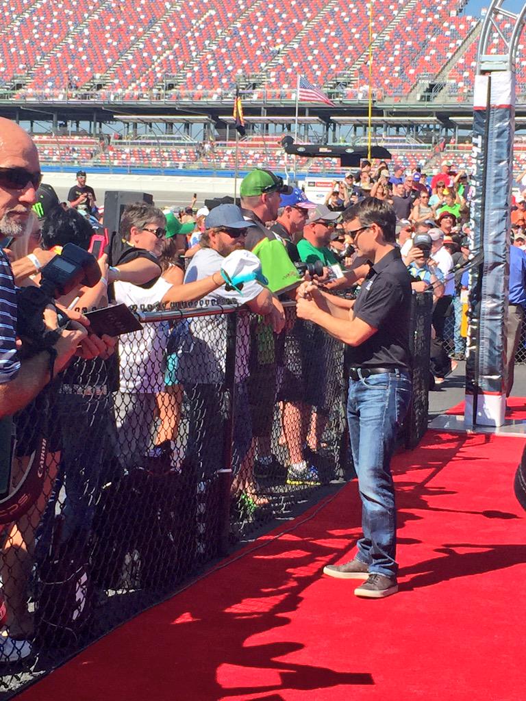 CoorsRacing's tweet photo. Today's #CoorsLight Pole winner has officially arrived 4 the Driver/Crew Chief mtg! #RedCarpetStatus @TalladegaSuperS http://t.co/uo04tw8fSb