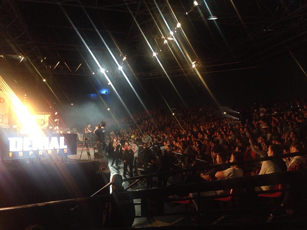 Cris_Mend0's tweet photo. LA FINAL #ESWC2015 http://t.co/9ZMzWje6V7