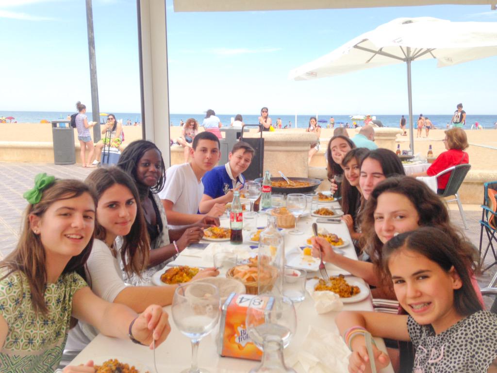 SeguraLpez's tweet photo. Hemos comido fenomenal con los niños de intercambio París @C_E_Marni en Casa Isabel #casaisabel http://t.co/sIO10ZSUTH