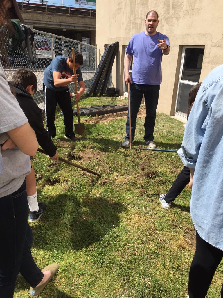 ONESY_LI's tweet photo. Now ONESY and the 7th graders are repurposing our yard into a vegetable garden 🍆🌽🍠🍅 http://t.co/f3wNyCu6M8