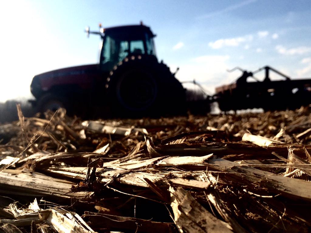 aldred97's tweet photo. Another nice morning to be out in the fields #workingground #plant15 #farm365 http://t.co/d0VLuI5gEz