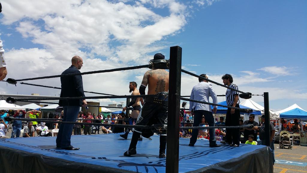 Metallidave's tweet photo. Sunday afternoon Wrestling. http://t.co/MvxBcmwmzE
