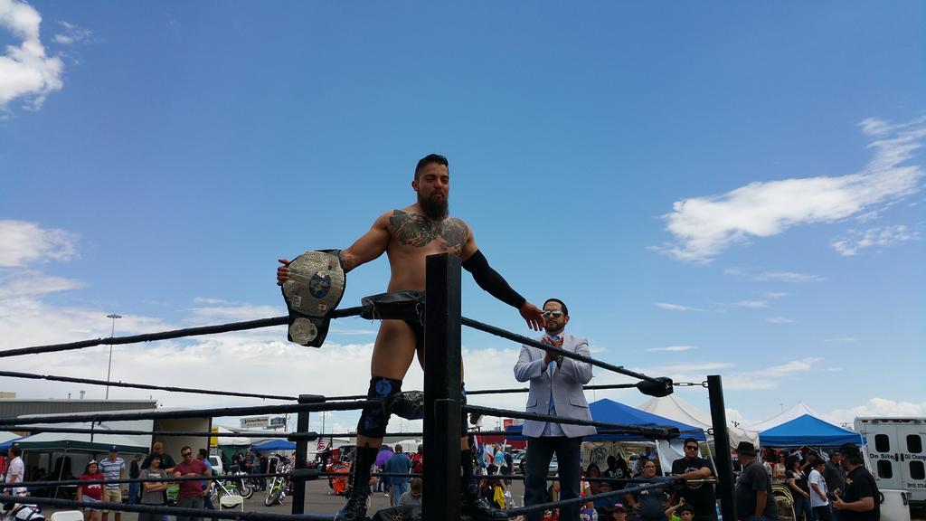 Metallidave's tweet photo. Sunday afternoon Wrestling. http://t.co/MvxBcmwmzE