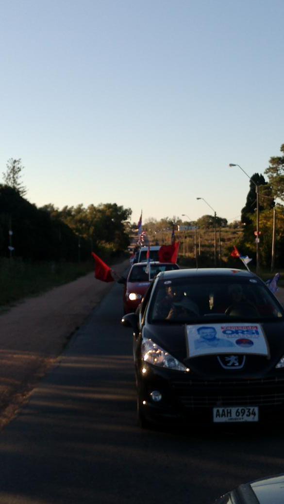 Nos aproximamos a Las Piedras. Decenas de vehículos acompañan la caravana!
#CanelonesConTodos