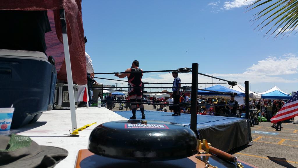 Metallidave's tweet photo. Sunday afternoon Wrestling. http://t.co/MvxBcmwmzE