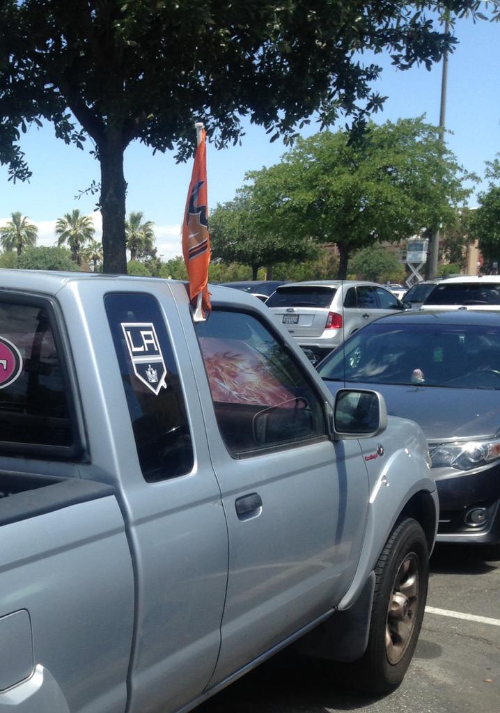 rjmrtnz87's tweet image. SMH RT @mayorNHL: "@gRO96: @MayorNHL Ban this guy for life #mayorruling http://t.co/4emgm3NcBd" Uh oh...