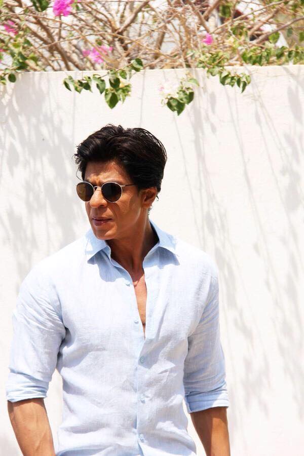 ShahRukhKhan_FC's tweet photo. ♦ @iamsrk looks smooth & suave in these behind thescene stills for #RoyalEstates Ad
All Pics https://t.co/xpfDk57Eco http://t.co/3wehsQnias
