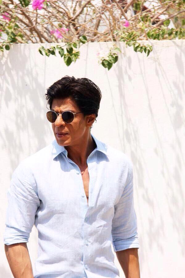 srkian_swiss's tweet photo. Shahrukh Khan (@iamsrk) behind the scene #RoyalEstates http://t.co/L1Dwa77coA