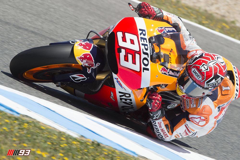 bosareizen's tweet photo. Marc Marquez ondanks gebroken pink toch tweede in Jerez. Zelfs tijdens de race hield de Doctor een oogje in 't zeil.☺ http://t.co/VXledpnhbu