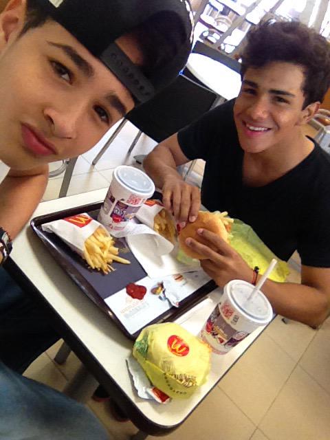 JosueMenez_'s tweet photo. 🙌 con @IvanMusicRD comiendo algo 🎼🍟🍔 http://t.co/0Oz2bq6rrm