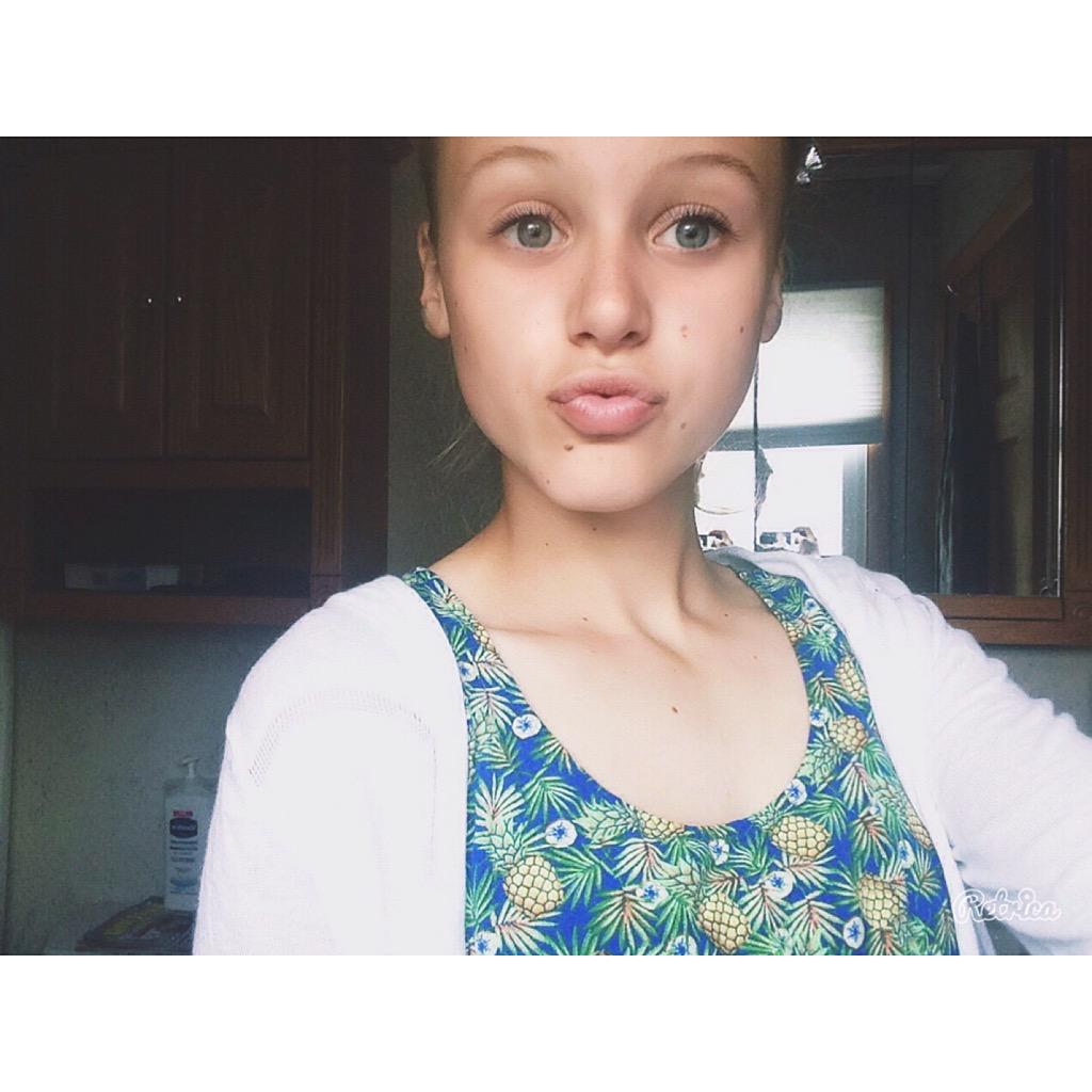 aleahstout's tweet photo. bridal shower today!😘🍍 #ilooklikeihavenohair #inbraid #duckface http://t.co/yWIA3YAuy7