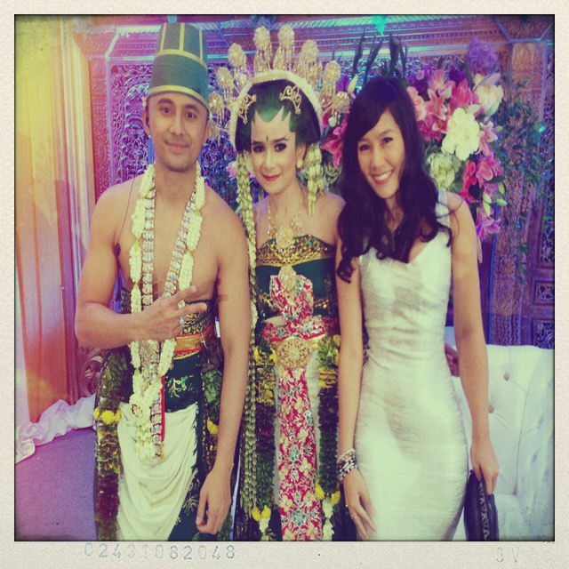 ardinarasti6's tweet photo. happy wedding Hengky &amp; Sonya :D http://t.co/ORxhPCSWU5