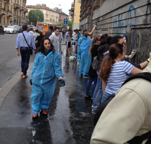 tripodimaria's tweet photo. Consiglio spassionato a @matteorenzi dia medaglia al valor civile alla #megliogioventu che sta ripulendo la ns Milano http://t.co/hseMoU6RDU