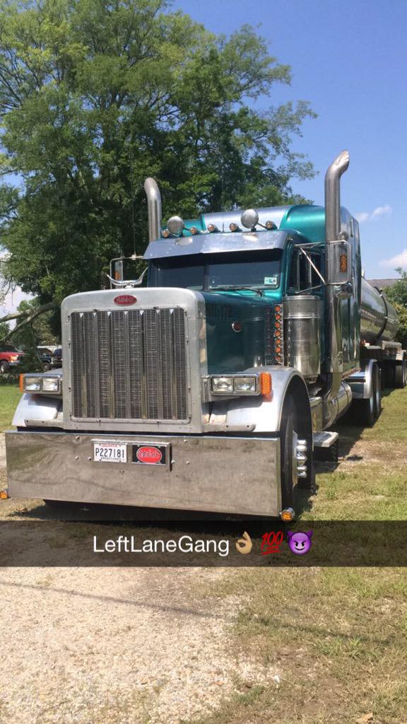 DaRealSlick_'s tweet photo. #TeamPeterbilt When Trucking is life๐๐๐ธ๐ธ http://t.co/nLWbaxiRZr