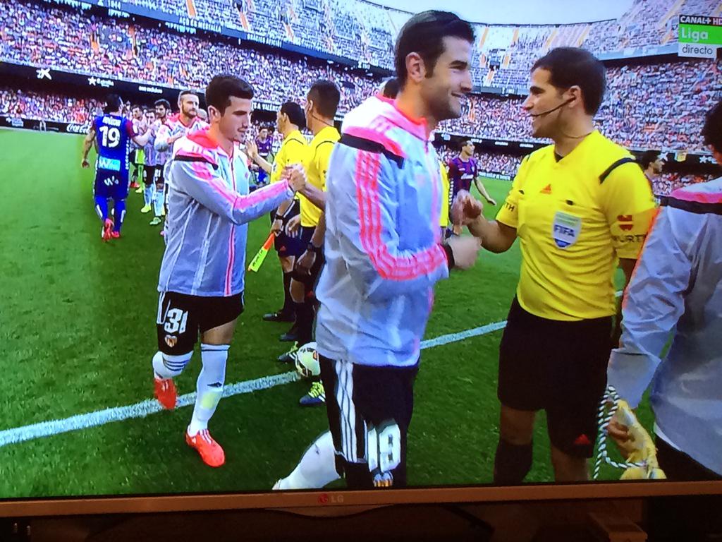 BrioEnfurecida's tweet photo. Puede ser la sudadera del Valencia la más fea de la historia de los equipos de fútbol?? http://t.co/gh3GxXKg5f