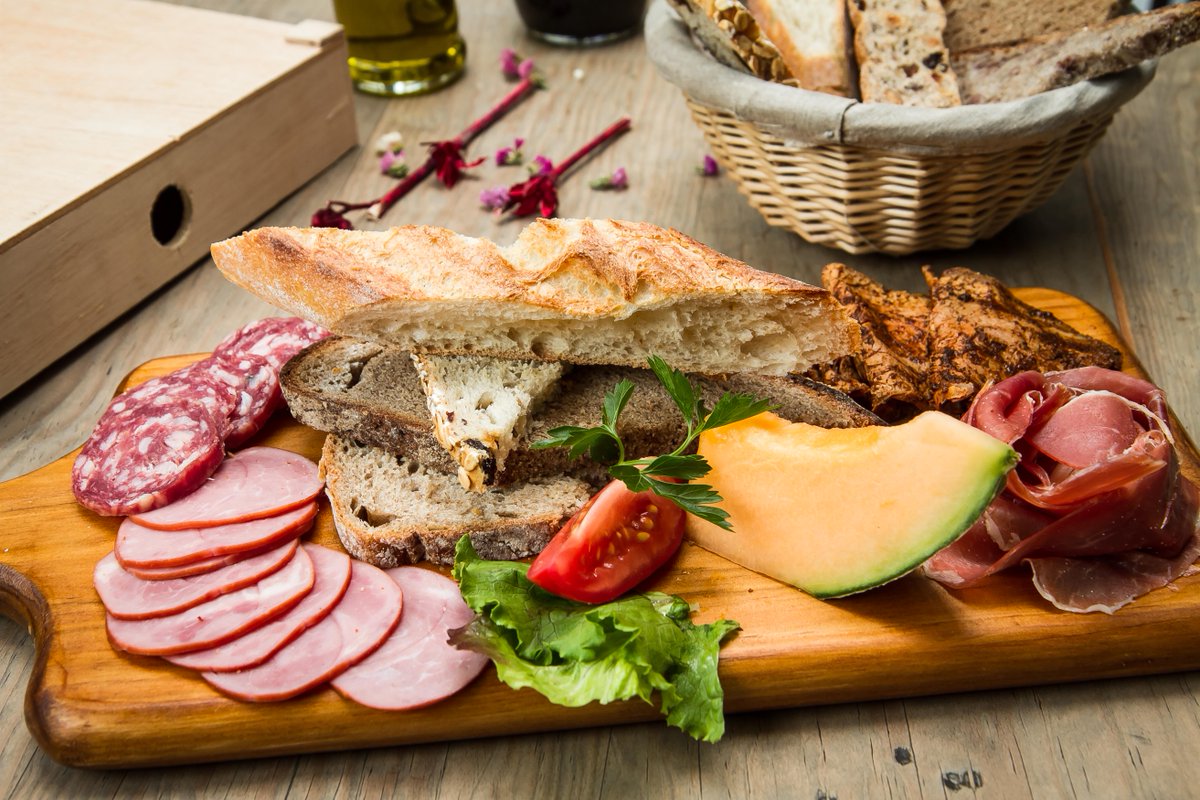 LPQMX's tweet photo. ¡Comparte nuestra Tabla de Carnes Frías: Salami, Lomo Canadiense, Roast Beef y Jamón Serrano! #ViveOrgánico http://t.co/gzeJmh8cg5
