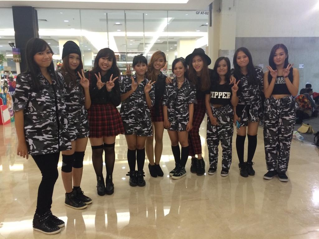 Hihi adek2 sonamoo🙆 RT <a href="/7GalaxyDC/">Galaxy Dance Cover</a>: Galaxy with Eonni from theace_dc cover Taetiseo nih,kostum ttsnya ma fav banget 😍