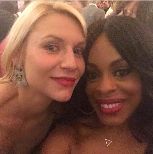 lipstickissed's tweet photo. #ClaireDaines &amp; #NiecyNash snap a selfie during #FightNight #HomeLand #MayPac #LasVegas #lipstickissedinfo http://t.co/XedWcPLhfQ