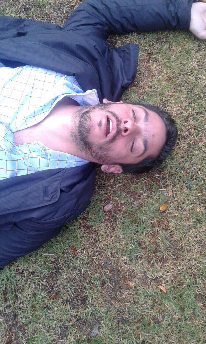 LlergoG's tweet photo. Encontraron a este muchacho tirado en prolongación bosques. Alguien lo conoce? #Huixquilucan @Vecinodeteca http://t.co/GTU4VbVK8H