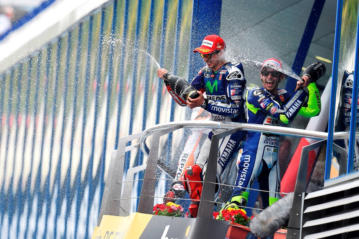 SBcomunicacion's tweet photo. @lorenzo99 y @ValeYellow46 en el podio del GP de España @YamahaMotorArg @YamahaMotoGP http://t.co/dorNdPDKr7