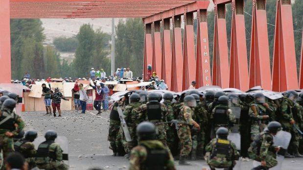 Lima_ECpe's tweet photo. Conflicto #TíaMaría: reportan un herido tras enfrentamientos en Valle del Tambo http://t.co/WMIbEqcS9l http://t.co/IoHAPpwmGs