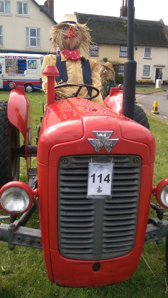 AlisonCavanagh7's tweet photo. Village scarecrow festival  #Martham #scarecrow #sunsoutonabankholidaywow http://t.co/eoBDP5UffX