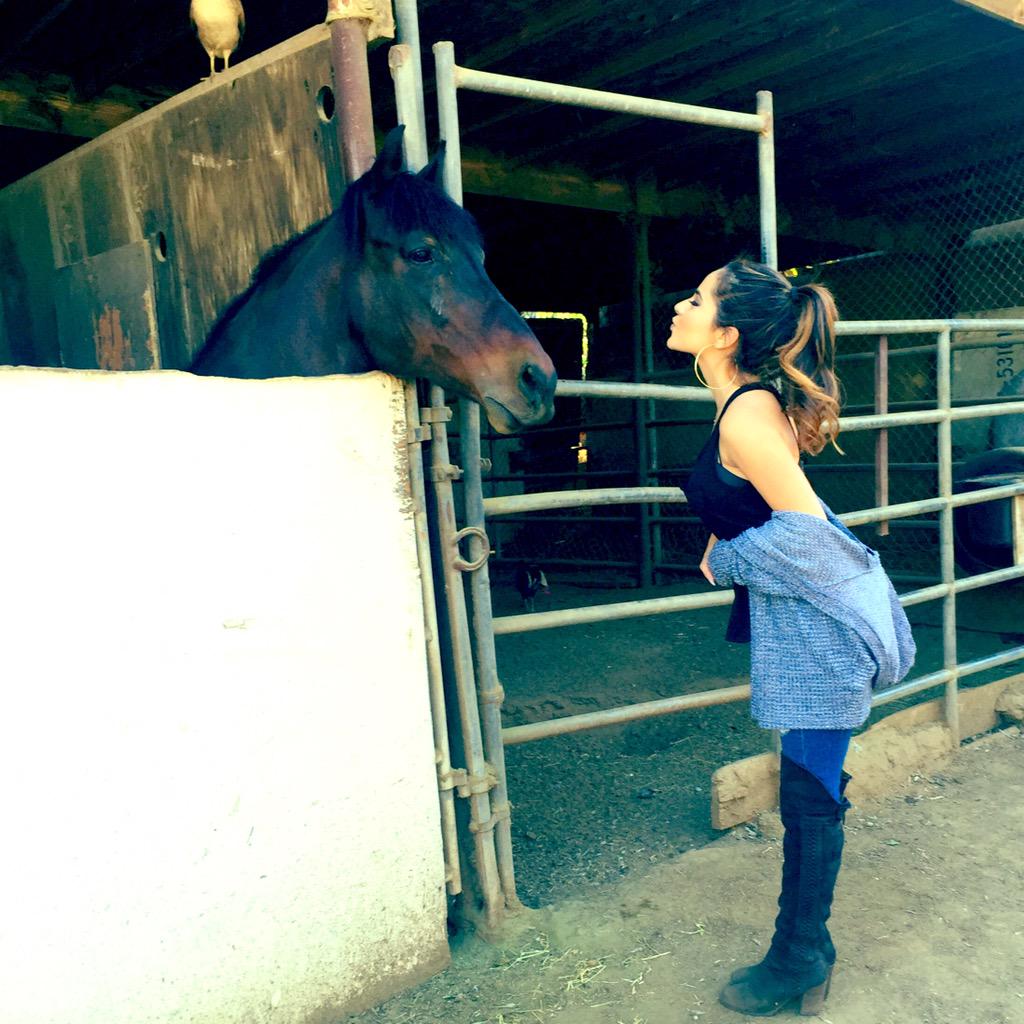 odioacamilacabe's tweet photo. Nueva foto de @camilacabello97 y @iambeckyg 😂😂😂 http://t.co/Py5MnIYW2w