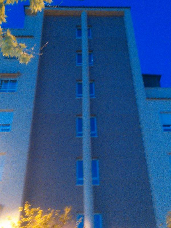 —Jefe,ya hemos acabado el edificio,nos ha sobrado una columna.
—Ponedla donde queráis.