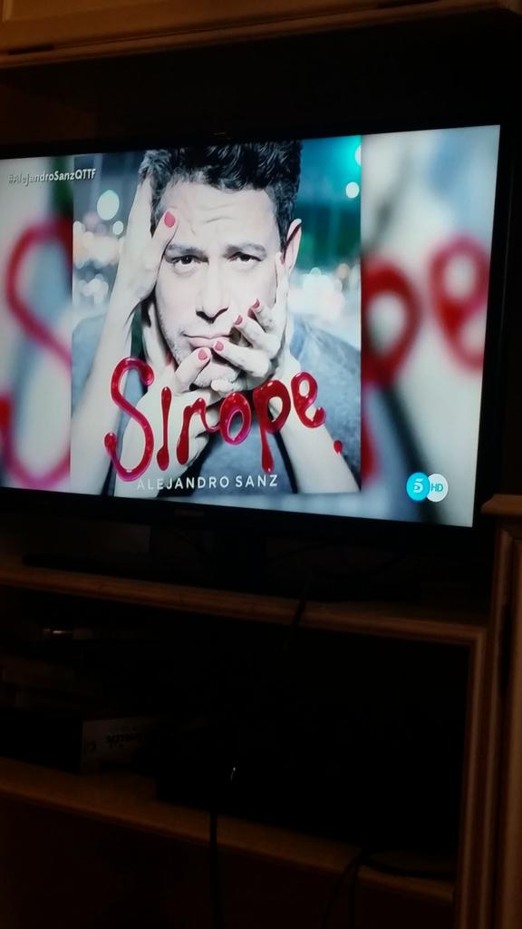 EstherPalacio's tweet photo. Pegada al sillón para no perderme el estreno #AlejandroSanzQTTF http://t.co/zg1Gob5jAt
