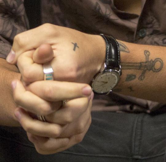 tuyaxo's tweet image. That moment when Harry&apos;s hands are prettier Than them all lol
#BestFandomCA2015 Directioners
#NORESPECTFORLITTLEMIX