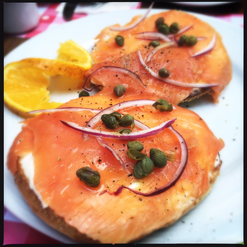 GastronautaDF's tweet photo. Bagel con salmón
Pollo frito y waffles
Omelette texmex
Bloody Marys
Nada como brunch a la gringa en @SpiceEverywhere http://t.co/CvApAlMYKg