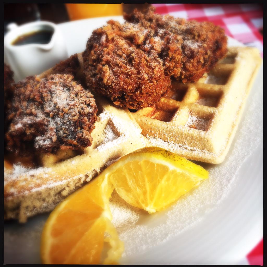 GastronautaDF's tweet photo. Bagel con salmón
Pollo frito y waffles
Omelette texmex
Bloody Marys
Nada como brunch a la gringa en @SpiceEverywhere http://t.co/CvApAlMYKg