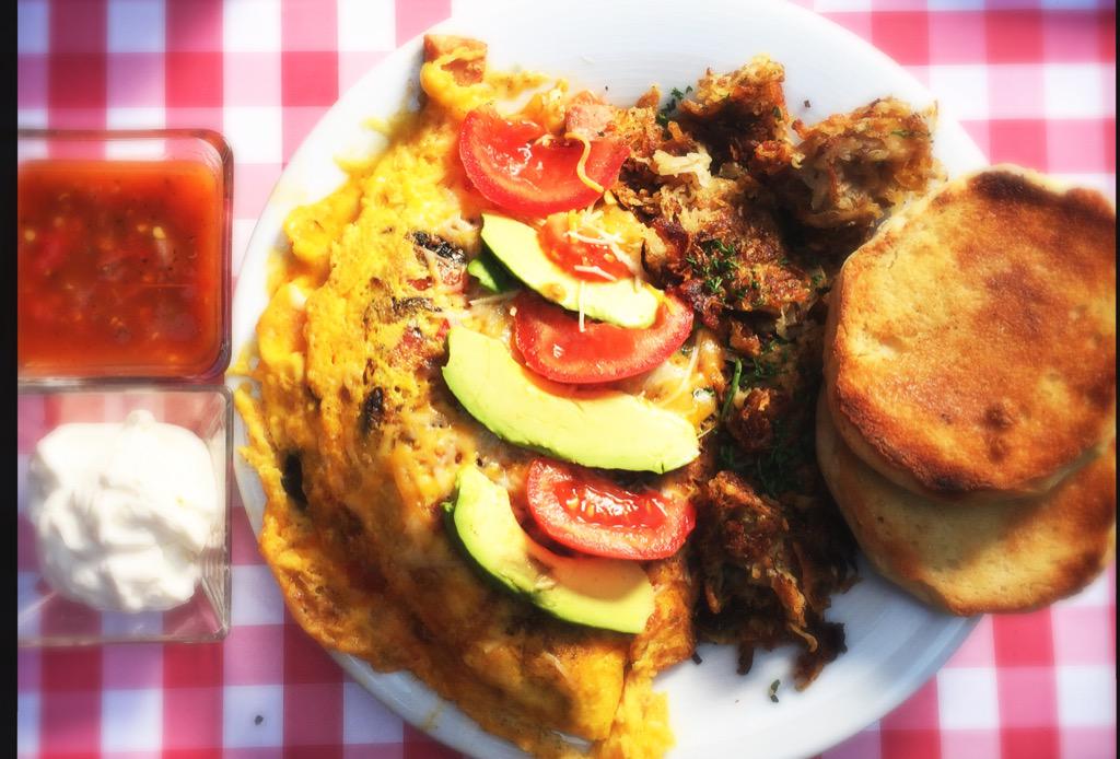 GastronautaDF's tweet photo. Bagel con salmón
Pollo frito y waffles
Omelette texmex
Bloody Marys
Nada como brunch a la gringa en @SpiceEverywhere http://t.co/CvApAlMYKg