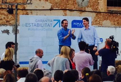 MargalidaSastre's tweet photo. Comença sa presentació de la llista del #ppCampos amb companyia de @JRBauza @CompanyBiel @MargaProhens #AnamperFeina http://t.co/9ui93oCypF