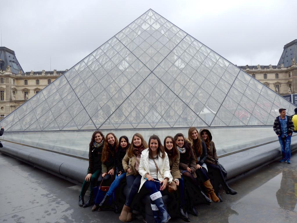 AHRedondo's tweet photo. Amigas en París http://t.co/MJS9SH4eDf
