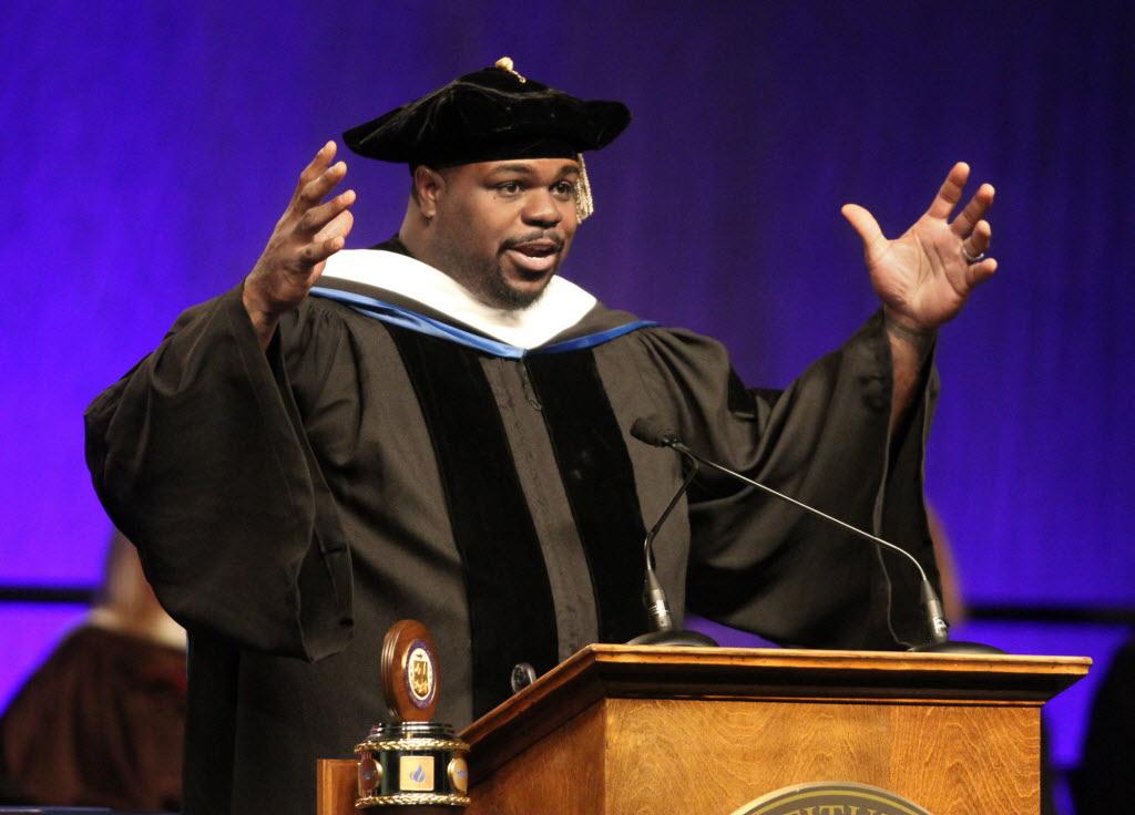 BenVolin's tweet image. Love this photo RT @projo
Vince Wilfork (@wilfork75) addresses taking on new challenges before @NEInstituteTech grads