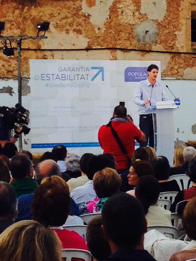 MargalidaSastre's tweet photo. Més de 500 persones acompanyen a @Tia_Sagreras i a la familia del #ppCampos @ppbalears #Anamperfeina http://t.co/bxue1mPPn2