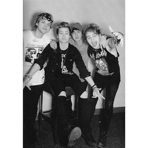 HITSband_'s tweet photo. Our biggest inspiration @5SOS we can't wait till ROWYSO.I'm  going to the concert in Hershey PA 🙌🙌. I'm so proud lol😁 http://t.co/j28j8sUlA0