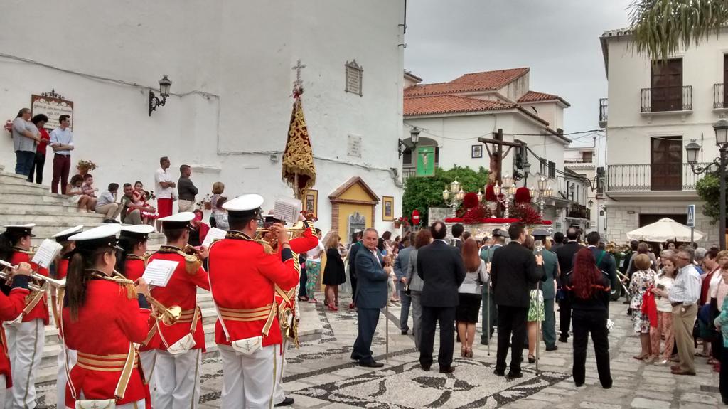 Comienza la salida procesional de <a href="/CoinVeraCruz/">Hdad de la Vera-Cruz Coín</a>
