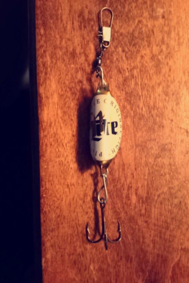 timmyjaymes's tweet image. Made a fishing lure outta @MillerLite bottle cap #catchabuzz #catchsomefish