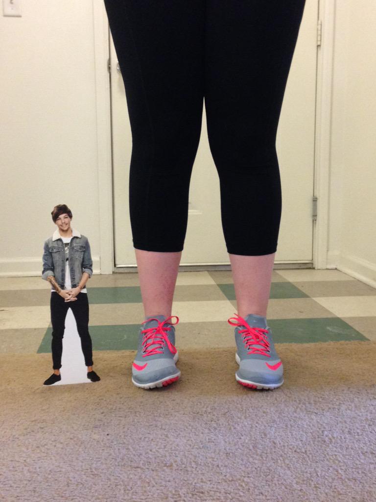 LittleLouis79's tweet photo. Louis with a 5'9" fan http://t.co/Nd7gPhbUhp