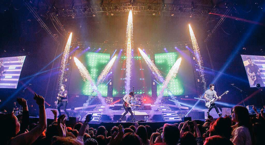 TheVampsband's tweet photo. We are so grateful to you guys for getting us this far. This tour is sick! How about a follow spree?

#VampsSayThanks http://t.co/C0kIA5oirL