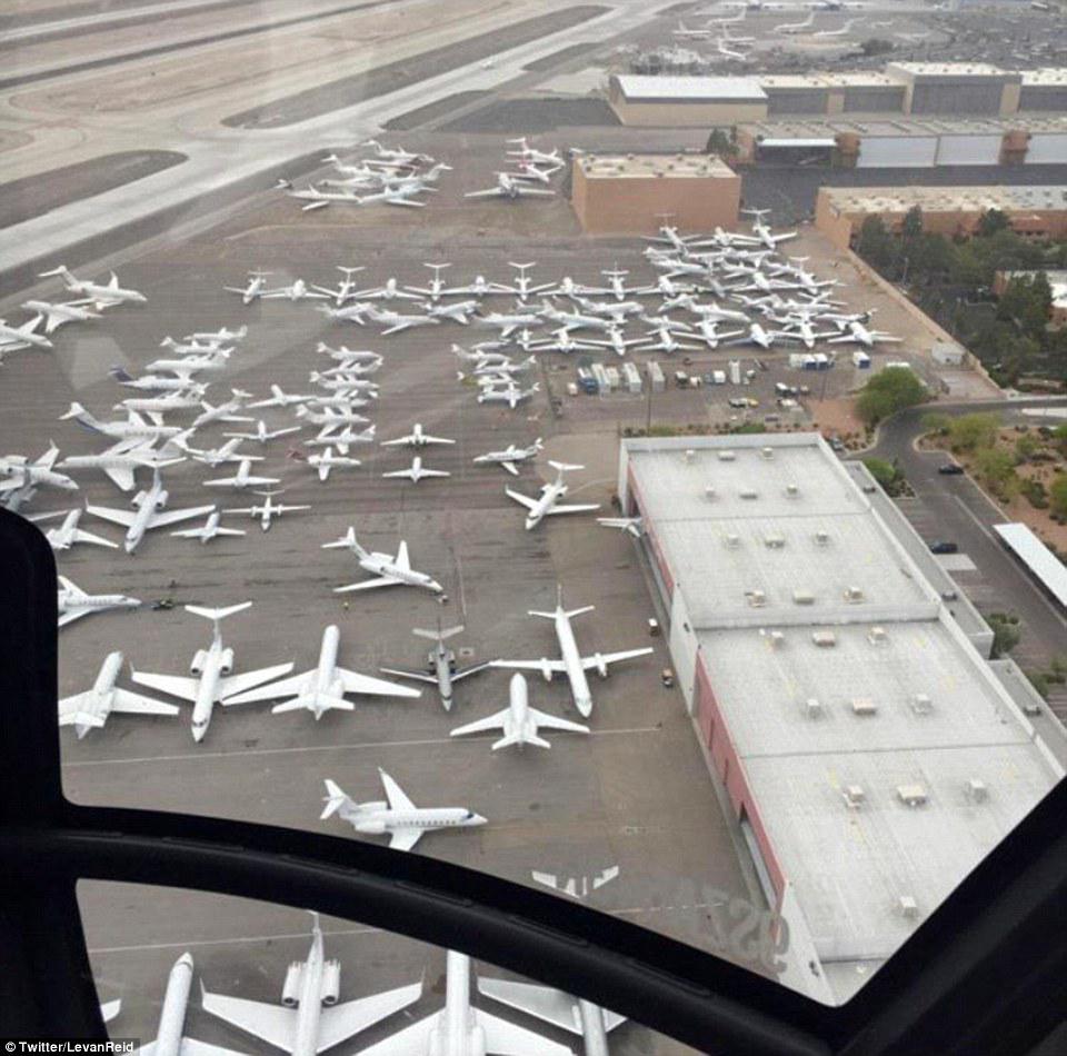 Daily_MailUS's tweet image. The private jets at Las Vegas airport for last night's #MayPac fight dailym.ai/1Ayr09L