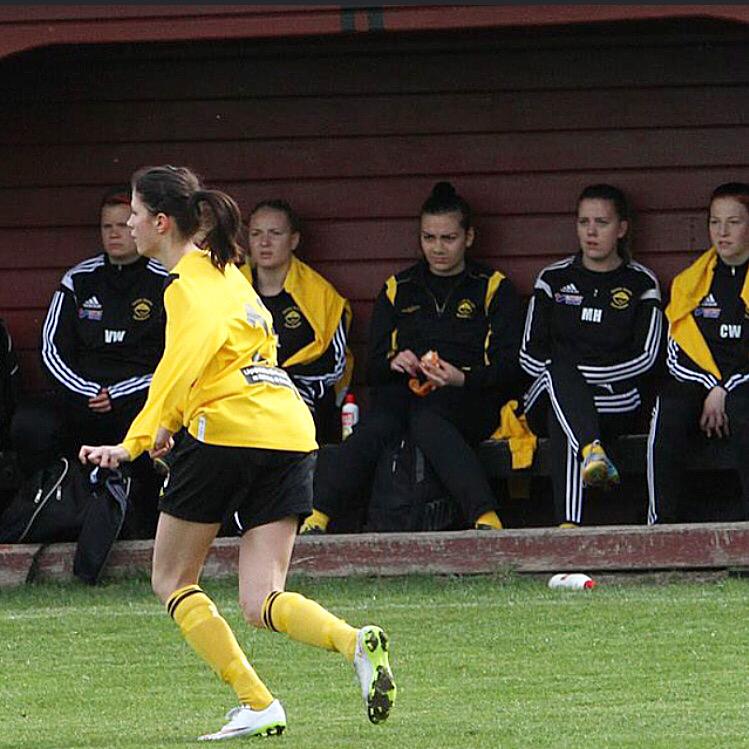 Majaintheworld's tweet photo. @emmalaarsson "när man ser en dålig match och man sitter på bänken" #dessaminer 😂😂😂 http://t.co/B0aCVuoUXQ