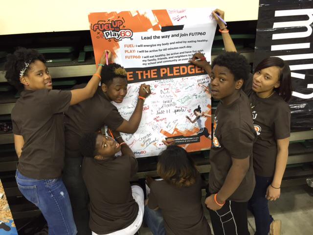 OHDairyFarmers's tweet photo. Student drummers of @goldenciphers sign the @futp60 pledge at #ToleranceFair #FUTP60 http://t.co/mGNyjT1Mpa