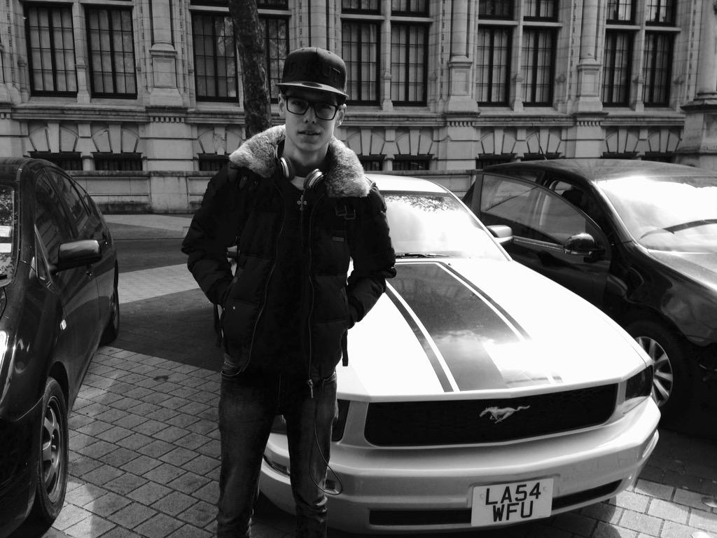 iNxus2z's tweet image. J'ai acheté ça avec l'argent des abonnés et ça fait quoi ? #YouTubeMoney 😂 @KeyDenEU