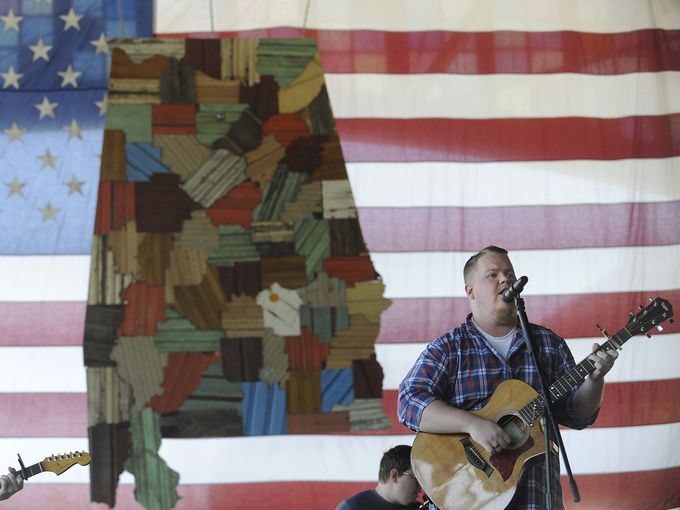 TIAMrevolution's tweet photo. Here's a great shot of ol' Perry from @_firemountain_  at @southernmakers via @MGMAdvertiser #southernindie # http://t.co/EvQ0SQBs4N