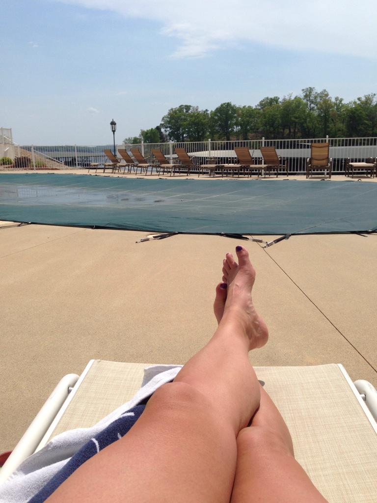 KrisHood33's tweet photo. Pool is closed but summer is close. #workingontan http://t.co/TaxK6JcdaW