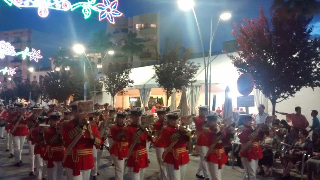 Continúa la procesión de <a href="/CoinVeraCruz/">Hdad de la Vera-Cruz Coín</a> por la Alameda de Coín